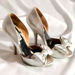 Badgley Mischka Peep Toe Pumps 👠
